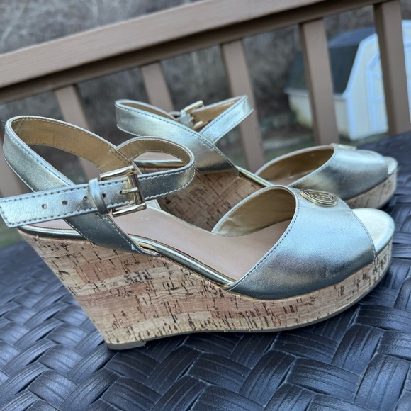 Tommy Hilfiger Gold WedgeHeels size 8.5 - Picture 6 of 9
